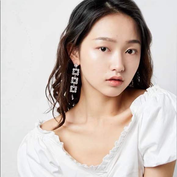 Luxurious Earring - Picture 4 of 4